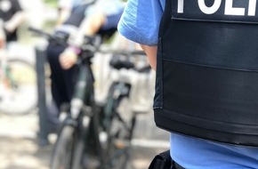 Polizeipräsidium Südosthessen - Offenbach: POL-OF: "Schütz dich richtig, Helm ist wichtig!" - Fahrrad-Kontrollaktion am Mainufer; Unfallflucht: Außenspiegel abgerissen - Zeugensuche und mehr