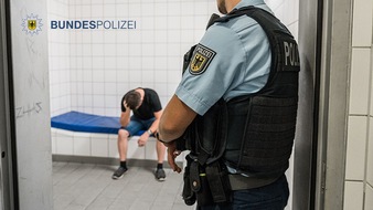 Bundespolizeidirektion München: Bundespolizeidirektion München: Mit 2,26 Promille im Gleis unterwegs - Bundespolizei holt Australier von den Schienen