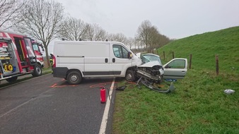 Freiwillige Feuerwehr Bedburg-Hau: FW-KLE: Verkehrsunfall auf der Sommerlandstraße/ 22jährige Fahrerin verstirbt an der Unfallstelle