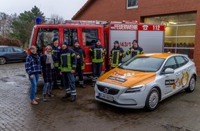 Feuerwehr Flotwedel: FW Flotwedel: Firma Augen!Kleider übergibt Spende an Ortsfeuerwehr Wiedenrode