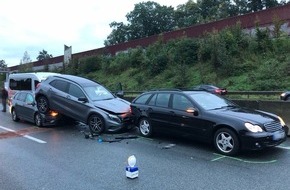 Polizei Bielefeld: POL-BI: Auffahrunfälle auf Autobahnen bei Bielefeld