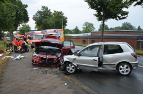 POL-STD: Sieben zum Teil schwer verletzte Autoinsassen bei Unfall in Stader Stadtgebiet - Großaufgebot von Rettungskräften im Einsatz