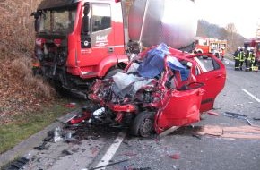 Polizeiinspektion Hameln-Pyrmont/Holzminden: POL-HOL: Bundesstraße 83 - Gemarkung Bodenwerder: 23jährige bei Verkehrsunfall getötet - Mit entgegenkommenden Tankwagen zusammen gestoßen -