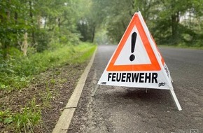 Freiwillige Feuerwehr Hünxe: FW Hünxe: Baum auf Fahrbahn gestürzt