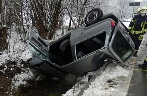 Kreispolizeibehörde Oberbergischer Kreis: POL-GM: 250121-0053: Auto landete kopfüber im Bachbett