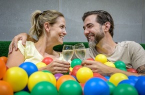 Ferris Bühler Communications: Hochzeitstag mal anders: Manu Burkart erkundet mit ganzer Familie einen einzigartigen Funpark in Arosa