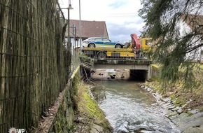 Polizeipr&auml;sidium Westpfalz: POL-PPWP: Einsatzwagen landet im Bachbett