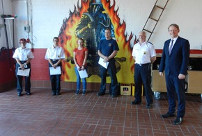 FW-EN: Beförderungen auf Abstand bei der Freiwilligen Feuerwehr Gevelsberg
