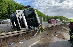 Feuerwehr Oberhausen: FW-OB: LKW fuhr in Mittelleitplanke, Fahrer schwerverletzt