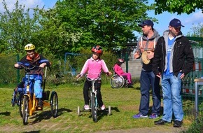 Ford-Werke GmbH: Ford-Beschäftigte unterstützen 170 Kinder mit Handicap bei Förderschul-Triathlon (FOTO)