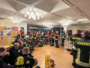 FW-AUR: Geb&auml;ude nach Durchz&uuml;ndung vollst&auml;ndig in Flammen