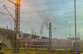Feuerwehr Dresden: FW Dresden: Brand eines Doppelstockwaggons