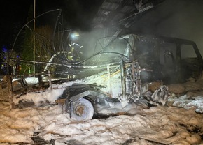 FW L&uuml;chow-Dannenberg: +++ Einsatzreiche Silvesternacht f&uuml;r die Feuerwehren in L&uuml;chow-Dannenberg +++ Wohnh&auml;user in Gefahr +++ Wohnhaus in Zernien unbewohnbar +++ Feuerwehr bis in die Mittagsstunden im Einsatz +++