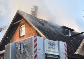 POL-STD: Küchenbrand in Stade breitet sich auf Dachgeschoß aus