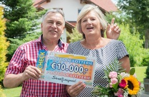 Deutsche Postcode Lotterie: Rentner gewinnt 10.000 Euro und spendet