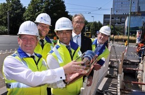 Innogy SE: Bundeswirtschaftsminister Philipp Rösler informiert sich über weltweit längstes Supraleiterkabel in Essen / RWE setzt mit AmpaCity auf leistungsfähige Stromnetze für das Gelingen der Energiewende (BILD)