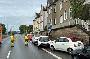 Polizei Hagen: POL-HA: Frontalzusammensto&szlig; mit geparktem Auto - alkoholisierter Fahrer besch&auml;digt f&uuml;nf Fahrzeuge