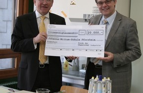 Arbeitgeberverband Chemie Baden-Württemberg e.V.: Fonds der Chemischen Industrie fördert Projekt der Johanna-Wittum-Schule in Pforzheim / Experimente zum dem genetischen Fingerabdruck für Schüler und Lehrer nun landesweit möglich (mit Bild)