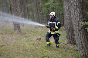FW Lüchow-Dannenberg: +++ Waldbrandübung in Lüchow-Dannenberg +++ Feldbrand bei Clenze breitet sich aus +++ Insgesamt 8ha Waldgebiet betroffen +++ Feuerwehr hat Probleme mit engen und zugewachsenen Wegen +++