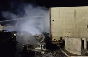 Polizeiinspektion Hildesheim: POL-HI: Brand eines Kleintransporters auf einem Firmengelände