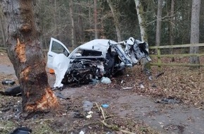 Kreisfeuerwehr Rotenburg (W&uuml;mme): FW-ROW: T&ouml;dlicher Verkehrsunfall zwischen Sottrum und F&auml;hrhof