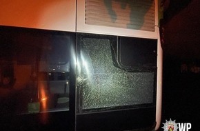 Polizeidirektion Kaiserslautern: POL-PDKL: Unbekannte beschädigen Seitenscheibe eines Busses
