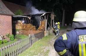 Feuerwehr Flotwedel: FW Flotwedel: Holzstapel brennt an Unterstand