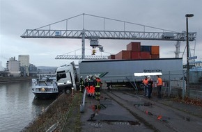 Polizeipräsidium Koblenz: POL-PPKO: Lkw drohte in Hafenbecken zu stürzen