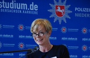 Polizeiakademie Niedersachsen: POL-AK NI: HORIZONTE/ Abschluss des vierten landesweiten Führungskräfteentwicklungsprogrammes für Frauen in Spitzenpositionen