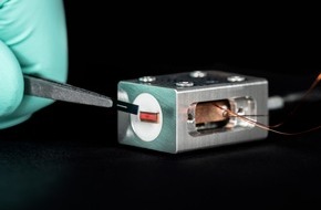 Fraunhofer IOF: Ultrakompakte Lichtquelle für Quantenverschlüsselung | Photonics West 2025