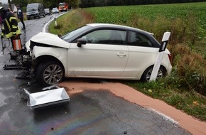 Kreispolizeibehörde Herford: POL-HF: Verkehrsunfall mit Personenschaden - 
PKW kollidieren auf regennasser Fahrbahn
