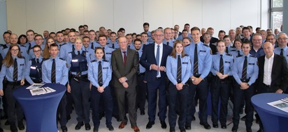 Polizeipräsidium Koblenz: POL-PPKO: Polizeipräsident Karlheinz Maron begrüßt frisch graduierte Polizeibeamtinnen und Polizeibeamte