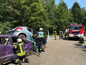 FW-AUR: Feuerwehr und Rettungsdienst trainieren komplexe Unfallszenarien