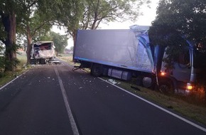 Polizeiinspektion Stralsund: POL-HST: LKW verunfallt auf der Insel Rügen - 100.000 Euro Sachschaden