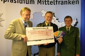 Polizeipräsidium Mittelfranken: POL-MFR: (1702) Geldscheck für Bayerische Polizeistiftung -             Bildveröffentlichung