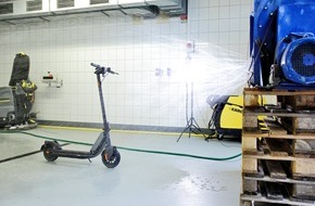 Touring Club Schweiz/Suisse/Svizzero - TCS: I monopattini elettrici superano il test di resistenza