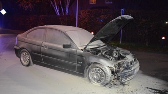 Kreispolizeibehörde Herford: POL-HF: 22-Jährige löscht das eigene Auto