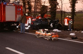 Polizeiinspektion Nienburg / Schaumburg: POL-NI: Schwerer Verkehrsunfall auf der B 6 kostet jungem Pärchen das Leben -Bild im Download-