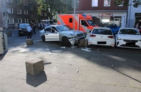 Polizei Duisburg: POL-DU: Neudorf: Unfall auf Kreuzung - Auto kracht gegen geparkte Fahrzeuge, Stromkästen und Verkehrsschild
