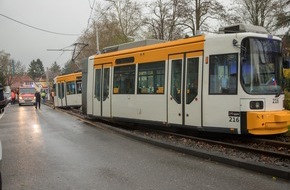 Polizeipräsidium Mainz: POL-PPMZ: Straßenbahn entgleist vor Mainzer Grundschule - 29 Verletzte