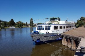 Polizeiinspektion Hameln-Pyrmont/Holzminden: POL-HM: Unbekannte lösen Vertäuung von Fahrgastschiff - Schiff treibt ab und prallt gegen Brückenpfeiler (Zeugenaufruf!)