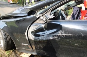 Polizei Minden-L&uuml;bbecke: POL-MI: Pkw kommt von Fahrbahn ab und kollidiert mit Baum - Zwei Personen schwer verletzt