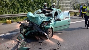 Feuerwehr Gelsenkirchen: FW-GE: PKW unter LKW am Stauende auf der A 2 - Fahrerin eines Kleinwagens erlitt schwere Verletzungen