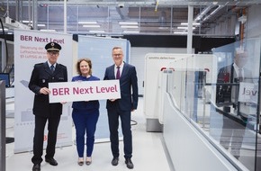 Bundespolizeidirektion Berlin: BPOLD-B: Flughafengesellschaft übernimmt ab 2024 die Steuerung der Luftsicherheitskontrollen am BER - Bundespolizei übergibt Beleihungsurkunde