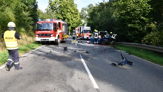 Polizeiinspektion Hameln-Pyrmont/Holzminden: POL-HM: Schwerer Verkehrsunfall auf der Bundesstraße 442 bei Bäntorf - zwei Rettungshubschrauber im Einsatz