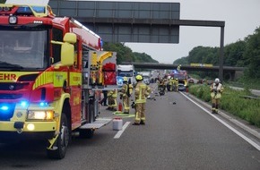 Feuerwehr Ratingen: FW Ratingen: Geisterfahrer auf der A3 verursacht Unfall - zwei Personen schwer verletzt - Rettungsgasse durch Fahrzeuge und Campingstühle versperrt - bebildert