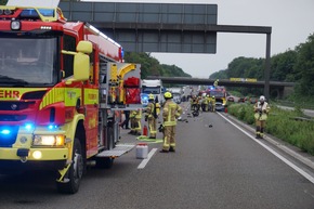 FW Ratingen: Geisterfahrer auf der A3 verursacht Unfall - zwei Personen schwer verletzt - Rettungsgasse durch Fahrzeuge und Campingstühle versperrt - bebildert