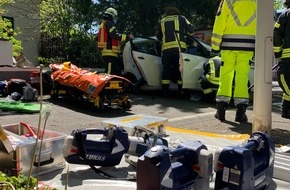 Feuerwehr und Rettungsdienst Bonn: FW-BN: Verkehrsunfall in Bonn-Plittersdorf - drei verletzte Personen. Technische Rettung erforderlich.