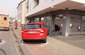 Polizei Rheinisch-Bergischer Kreis: POL-RBK: Bergisch Gladbach - Pkw rast in die Glasfassade einer Kindertagesstätte