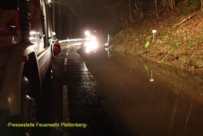 FW-PL: Zwei Einsätze innerhalb von zwei Stunden. Straße unter Wasser und Brand im Keller